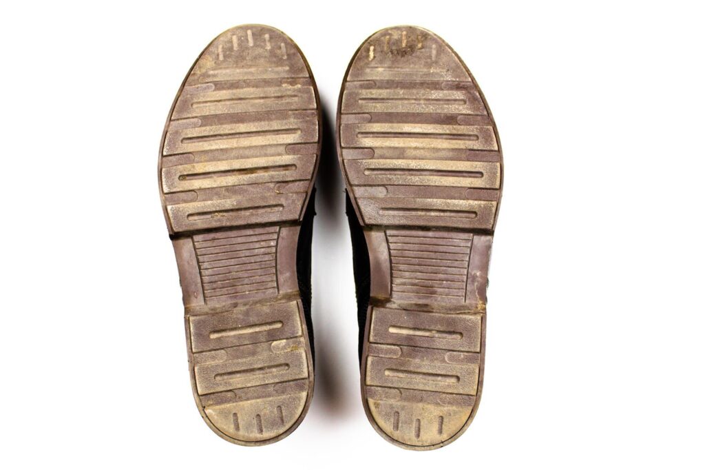 Zwei abgelaufene Schuhsohlen von unten